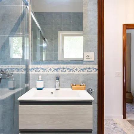 Home2book Stunning Beachfront House With Sea Views קנדלריה