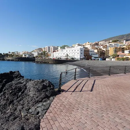 Home2book Stunning Beachfront House With Sea Views בית נופש