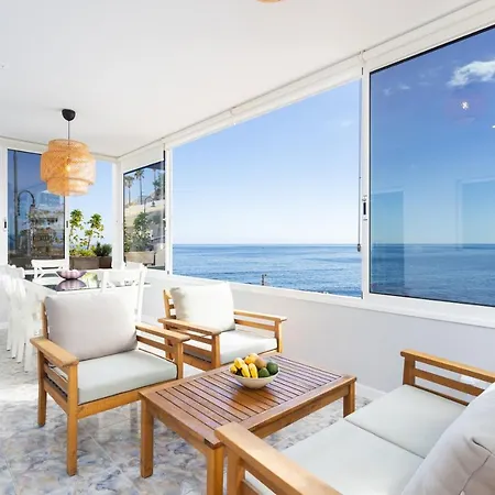 בית נופש Home2book Stunning Beachfront House With Sea Views