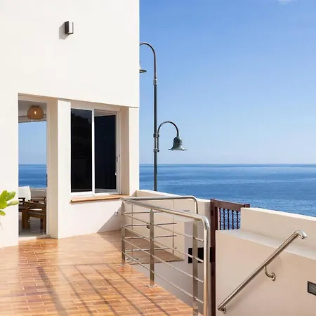 Home2book Stunning Beachfront House With Sea Views בית נופש *