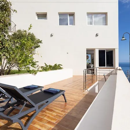 בית נופש Home2book Stunning Beachfront House With Sea Views