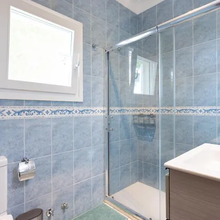 Home2book Stunning Beachfront House With Sea Views Сasa de vacaciones