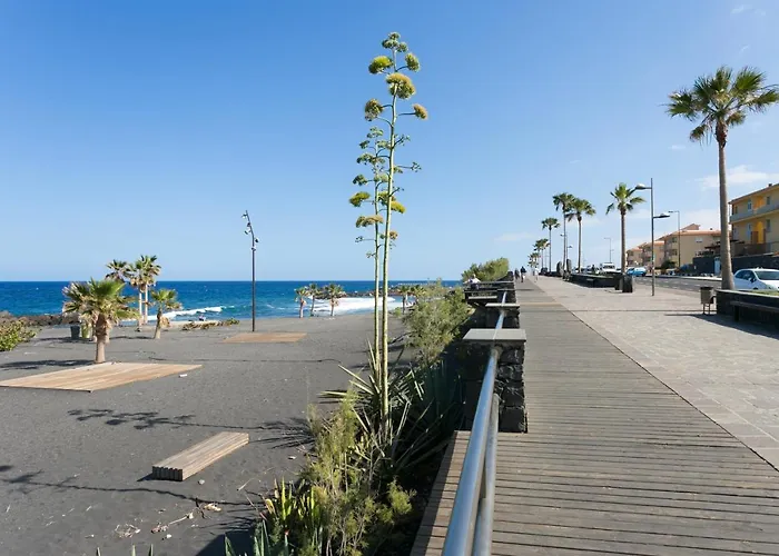 Home2book Stunning Beachfront House With Sea Views Hébergement de vacances *