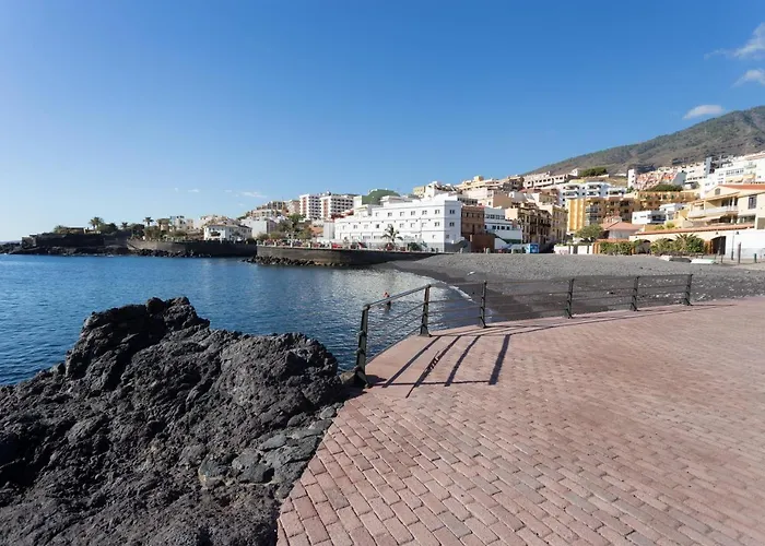 Home2book Stunning Beachfront House With Sea Views Hébergement de vacances
