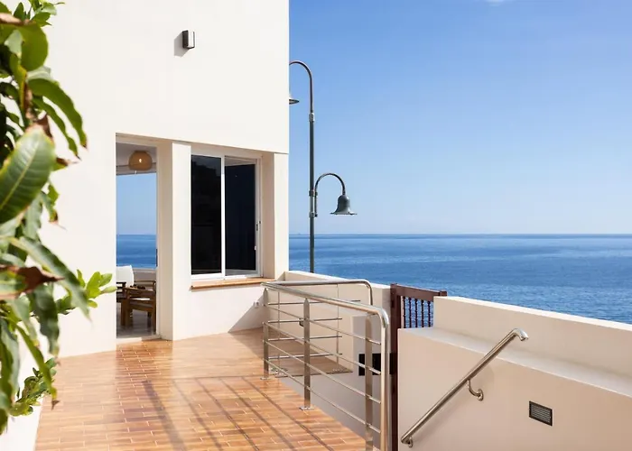 Home2book Stunning Beachfront House With Sea Views Hébergement de vacances *
