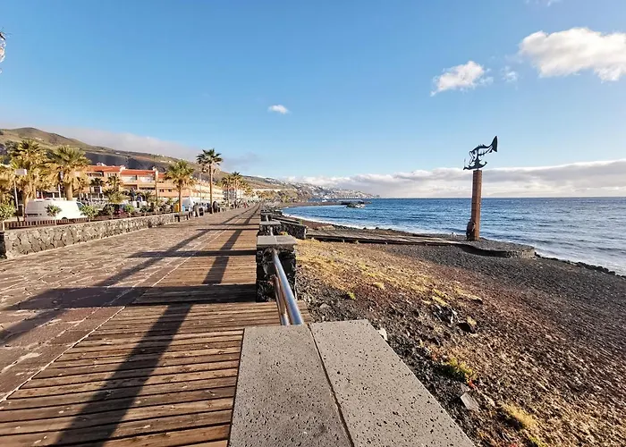 Home2book Stunning Beachfront House With Sea Views Hébergement de vacances