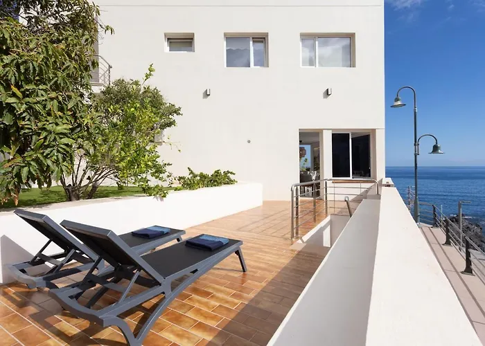 Hébergement de vacances Home2book Stunning Beachfront House With Sea Views