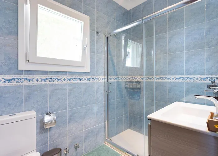 Home2book Stunning Beachfront House With Sea Views Hébergement de vacances